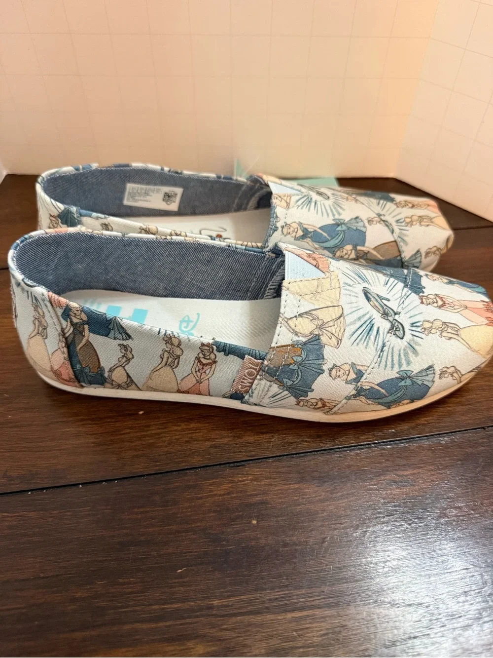 RARE! NEW TOMS Disney Classic Canvas Slip On Womens Blue Cinderella US Size 6
